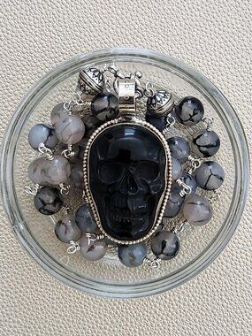 BLACK WHITE DRAGON VEIN AGATE W/ SKULL PENDANT--27"
